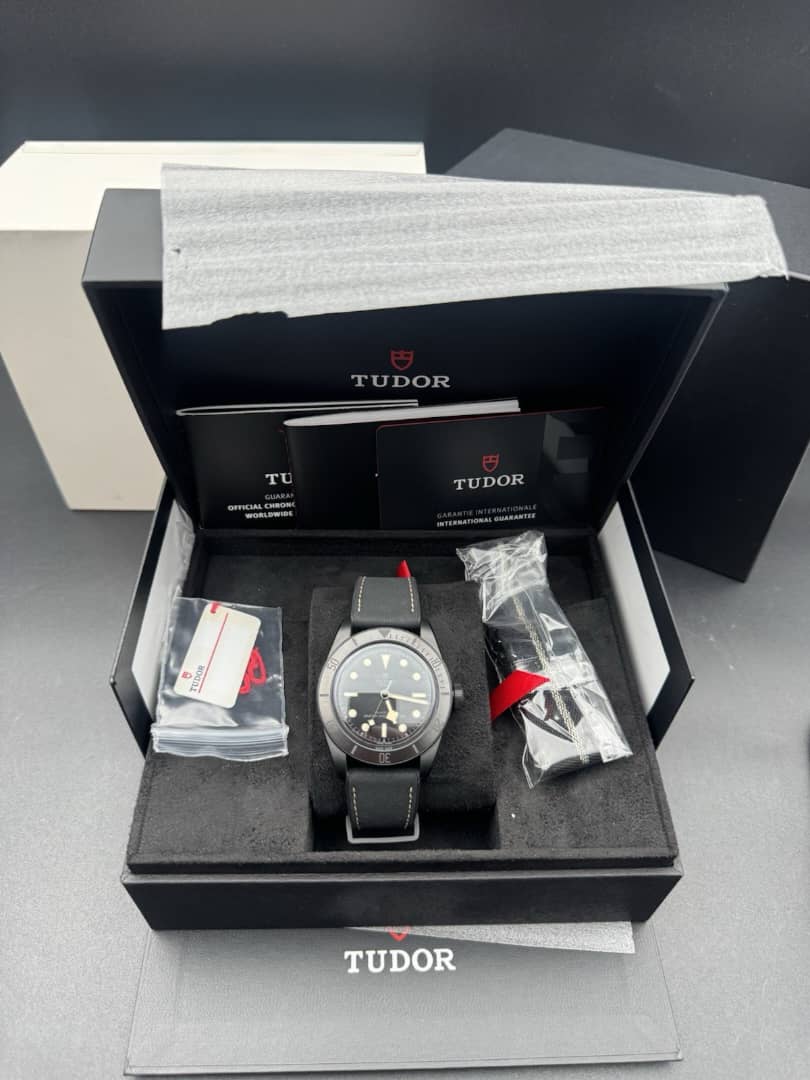 Montre Tudor Black Bay Ceramic 41 mm, cadran noir, automatique, référence 79210CNU, complète (année 2026).