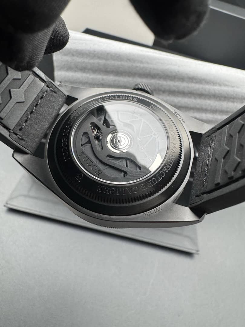 Montre Tudor Black Bay Ceramic 41 mm, cadran noir, automatique, référence 79210CNU, complète (année 2026). – Image 9