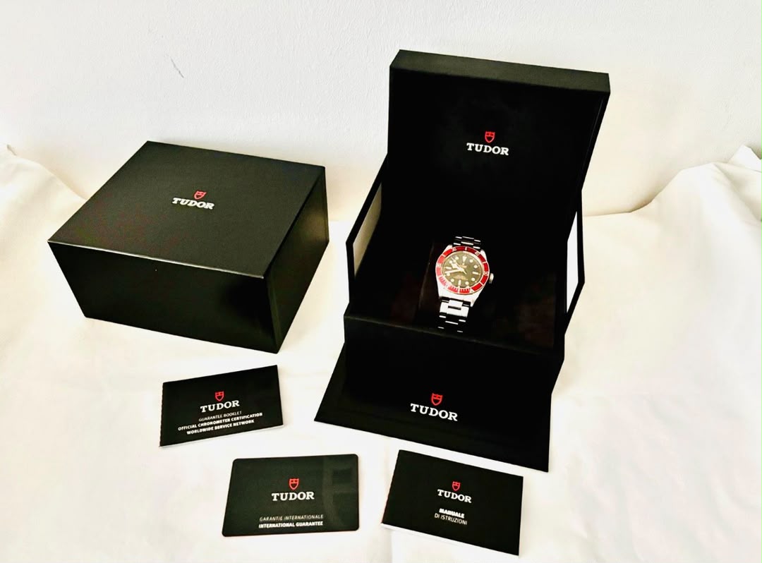 Montre de plongée chronomètre Tudor Black Bay, lunette rouge, coffret complet