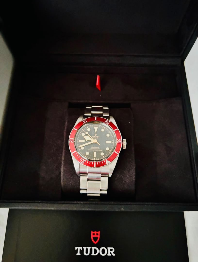 Montre de plongée chronomètre Tudor Black Bay, lunette rouge, coffret complet – Image 2