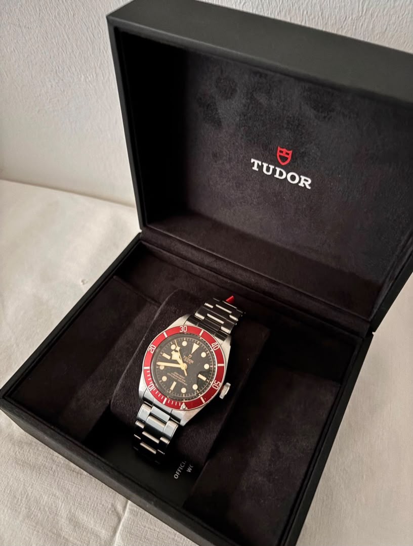 Montre de plongée chronomètre Tudor Black Bay, lunette rouge, coffret complet – Image 3