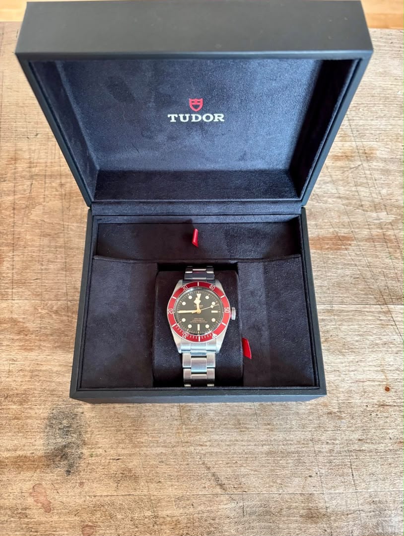 Montre de plongée chronomètre Tudor Black Bay, lunette rouge, coffret complet – Image 4