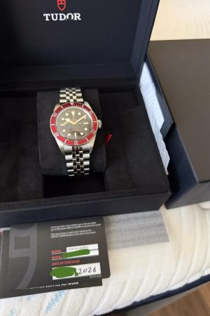 Tudor Black Bay 41, cadran noir, acier, lunette rouge METAS 2026